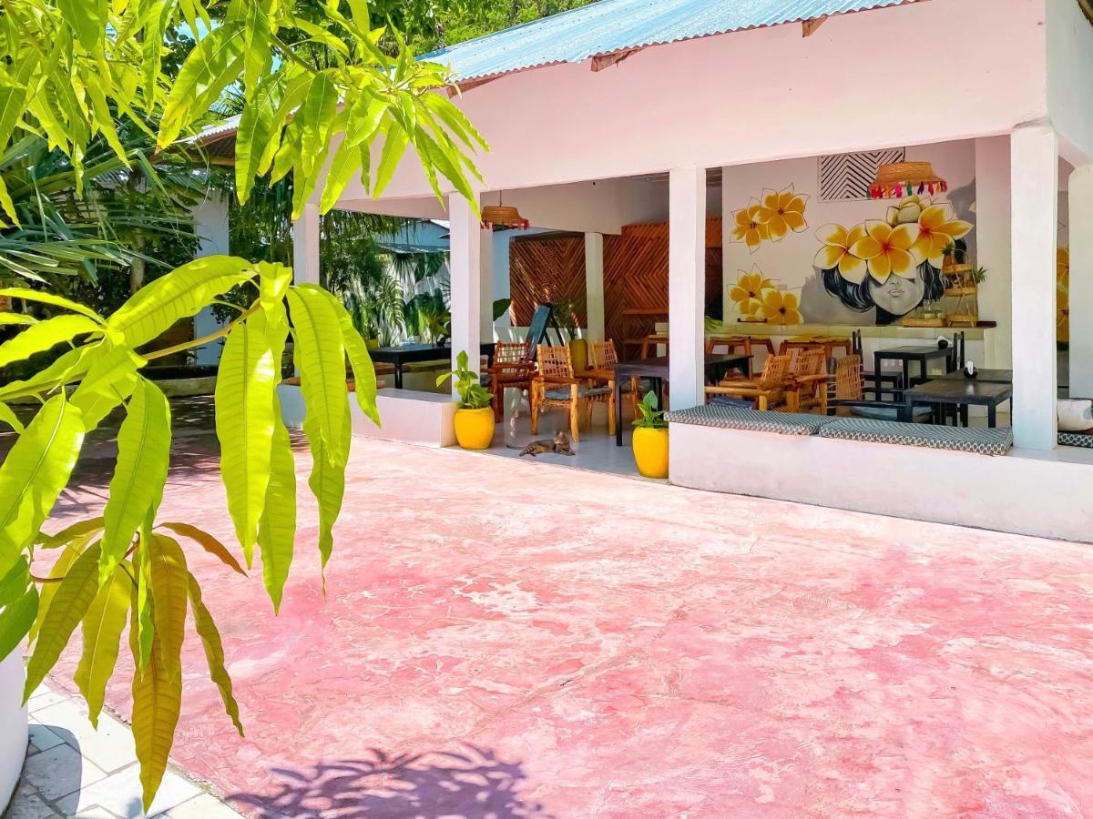 Papaya Guest House Нунгви Екстериор снимка